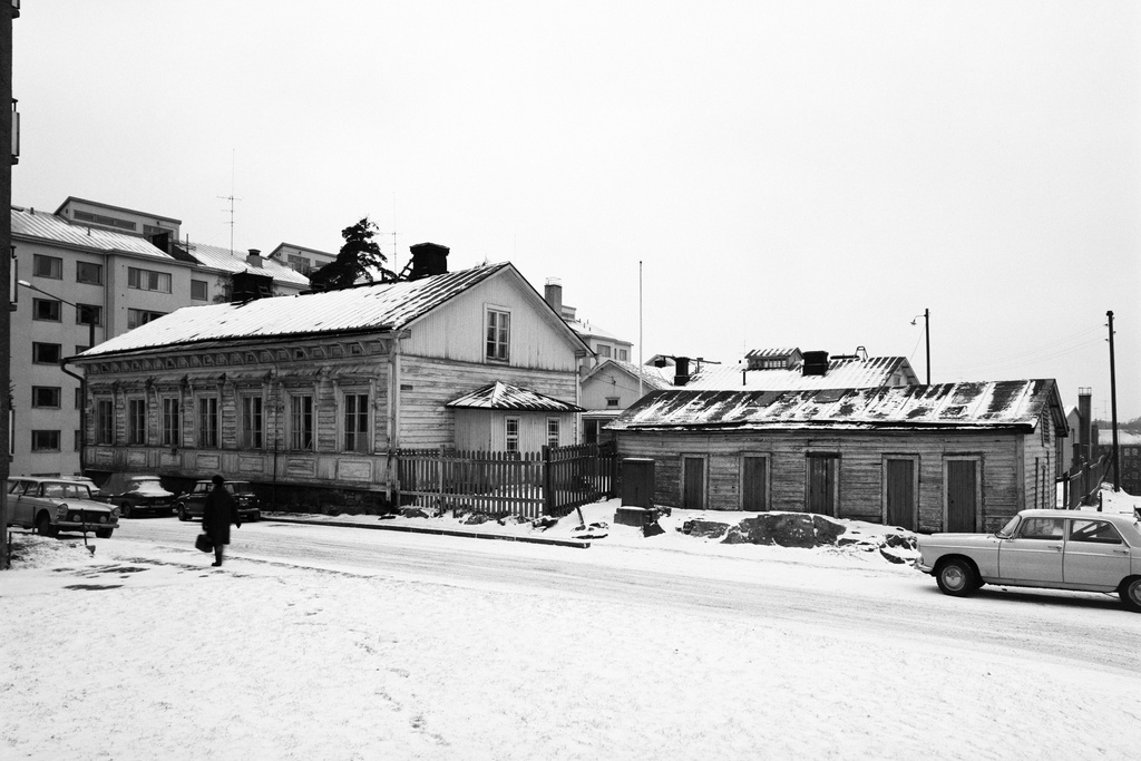 Saarenkatu 4 (ent. Saarenkatu 2), Kotikallio. Kuva otettu etelästä toiselta puolen Saarenkatua.