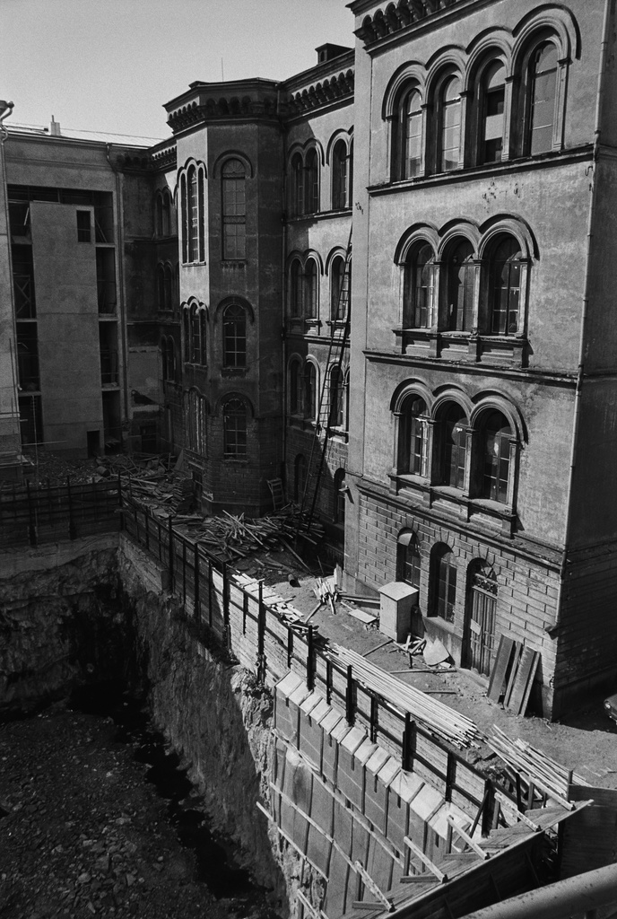 Snellmaninkatu. Rakennustyömaan kuoppa Metsäsian korttelin keskellä Kruununhaassa. Taustalla Snellmaninkatu 3:n rakennuksen pihan puolta.