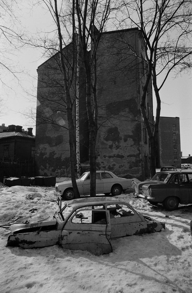 Lastenkodinkadun kulmilla. Vasemmalla Lastenkodinkatu 2-10.