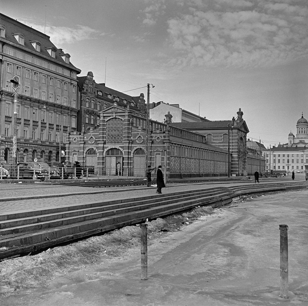 Kauppahalli, G. Nyströmin suunnittelema rakennus valmistui 1889. Oik. Vironallas, vas. Eteläranta 12,14. Taustalla Kaupungintalo ja sen takana Tuomiokirkko.