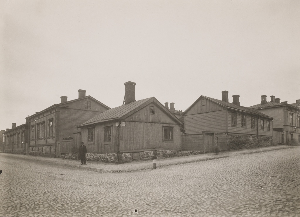 Albertinkadun ja Merimiehenkadun risteys. Rakennus on purettu vuonna 1912.