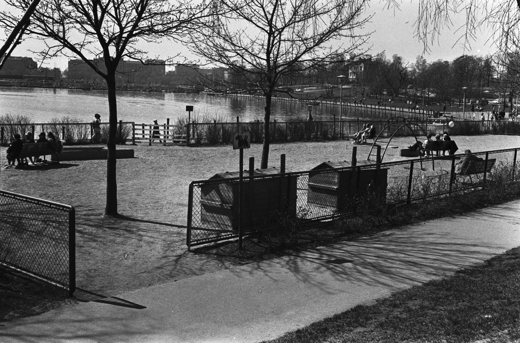 Eläintarhantie. Keväistä tunnelmaa leikkipuistossa Eläintarhanlahden rannassa Säästöpankinrannan kupeessa. Taustalla Tokoinranta.