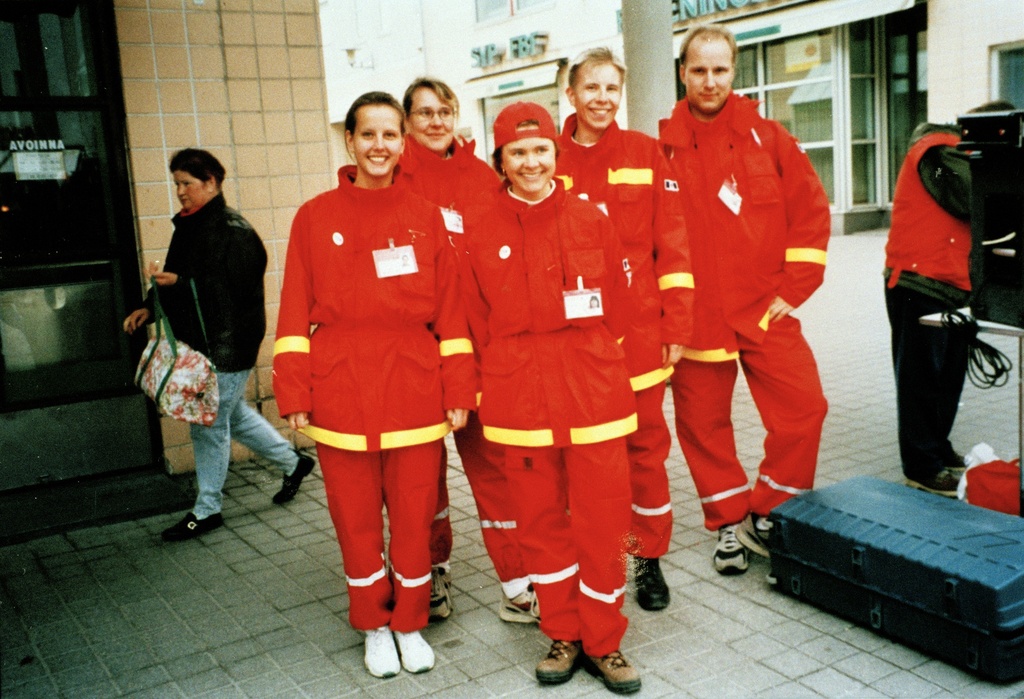 Punaisen ristin Kontulan osaston ensiapuryhmäläisiä ryhmäkuvassa.