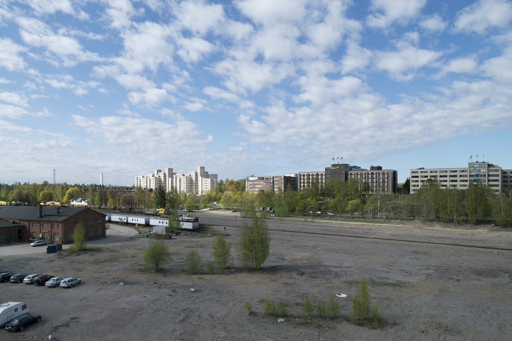 Fredikanterassi, Tallikatu. Taustalla Länsi-Pasila. Asemapäälikonkadun ja Ratapihantien risteyksestä lounaaseen päin kuvattuna. Vasemmalla VR:n entiset varikkorakennukset.