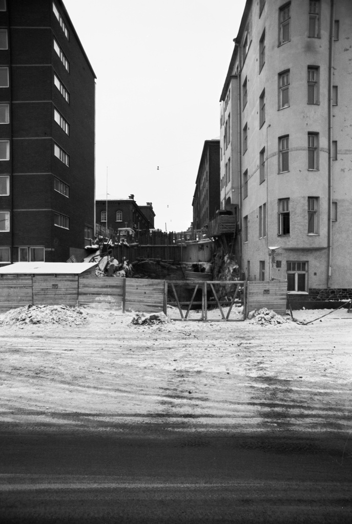 Pohjoisranta 24. Maurinkatu 18. Portaiden rakennustyömaa. Näkymä Pohjoisrannasta etelän suuntaan Maurinkadulle. Vasemmalla Pohjoisranta 24:n talon pääty, taaempana Maurinkatu 1. Oikealla Maurinkatu 18 / Pohjoisranta 26 talo. Taaempana Maurinkatu 16.