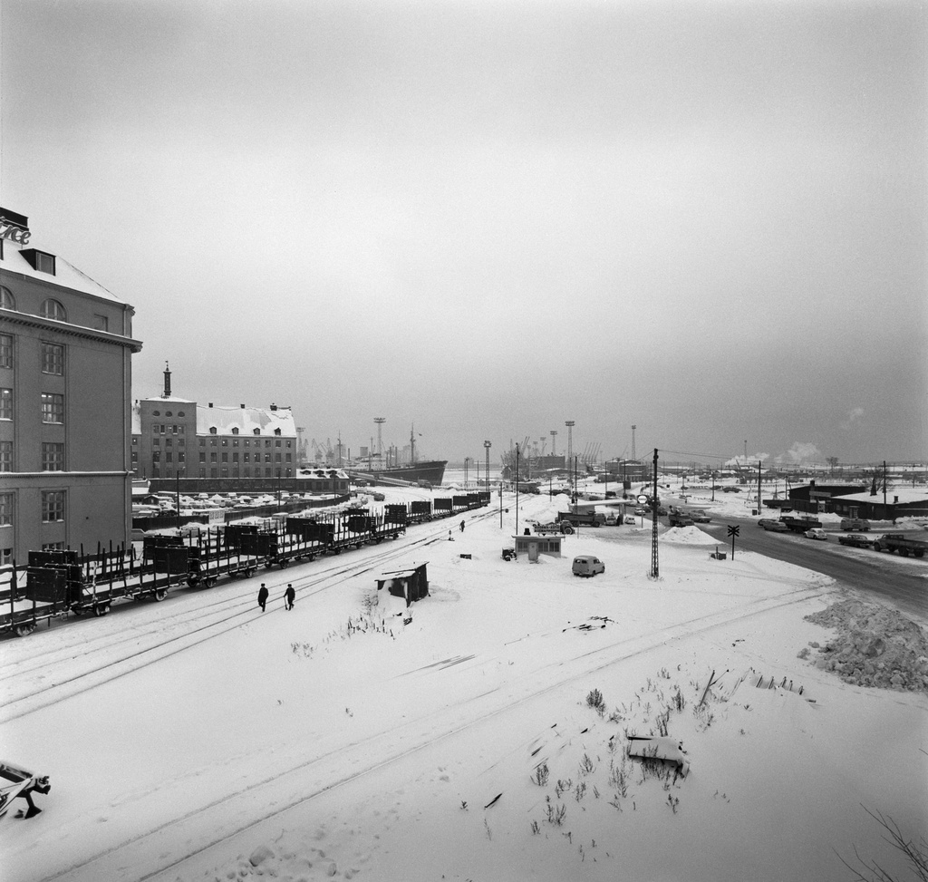 Tavarajunavaunuja satamaradalla ja luminen ranta-alue, Ruoholahdenranta 5,7.
