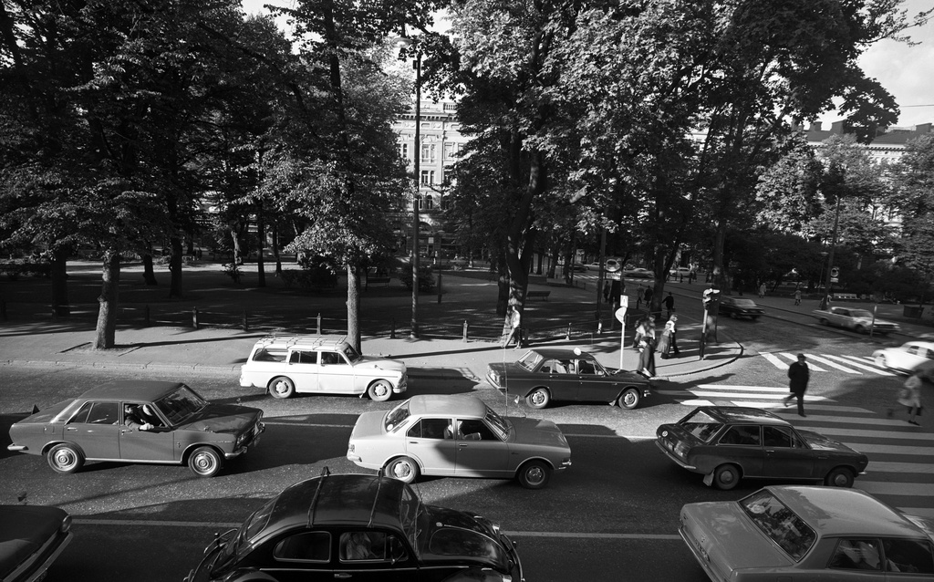 Liikennettä Eteläesplanadi 20:n kohdalla Korkeavuorenkadun risteyksessä.