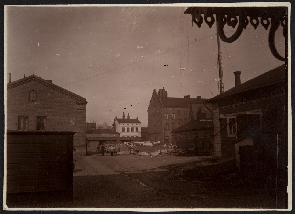 Bulevardi 32-36. Albertinkatu 23, 30. Sinebrychoffin panimo pihan puolelta.