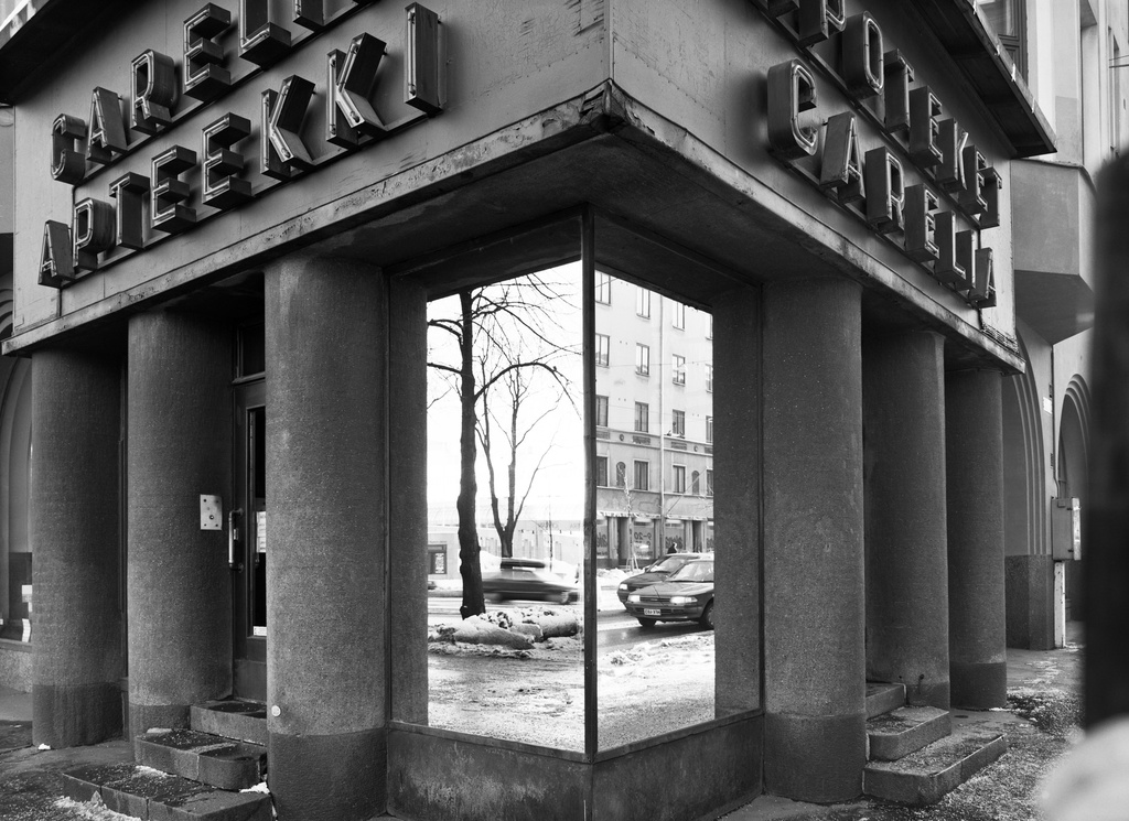 Runeberginkatu 69 - Mannerheimintie 56. Carelia-apteekki kadunkulmasta nähtynä.