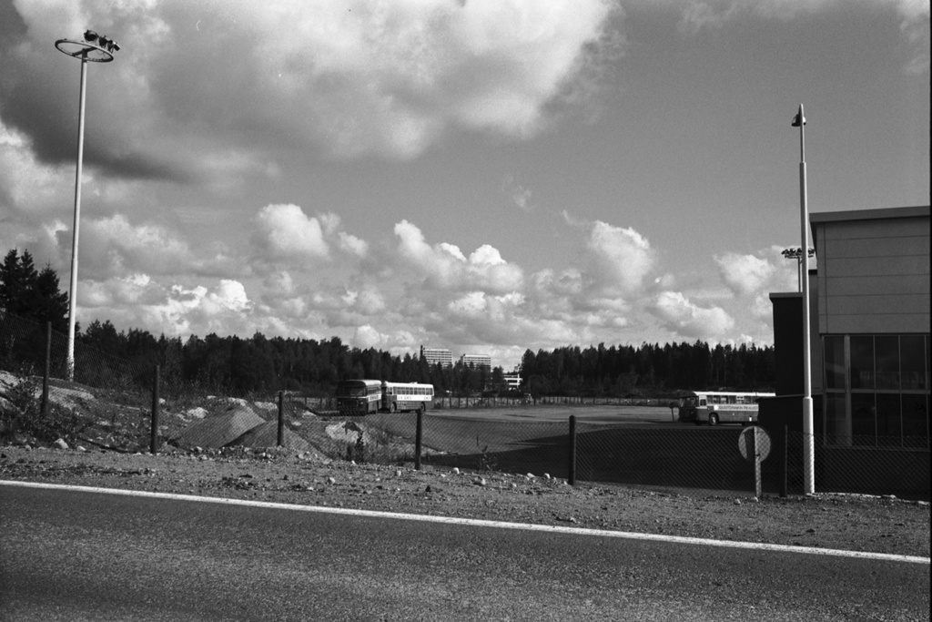 Viilarintie 5. Vartiokylän varikko Viilarintien laidalla.