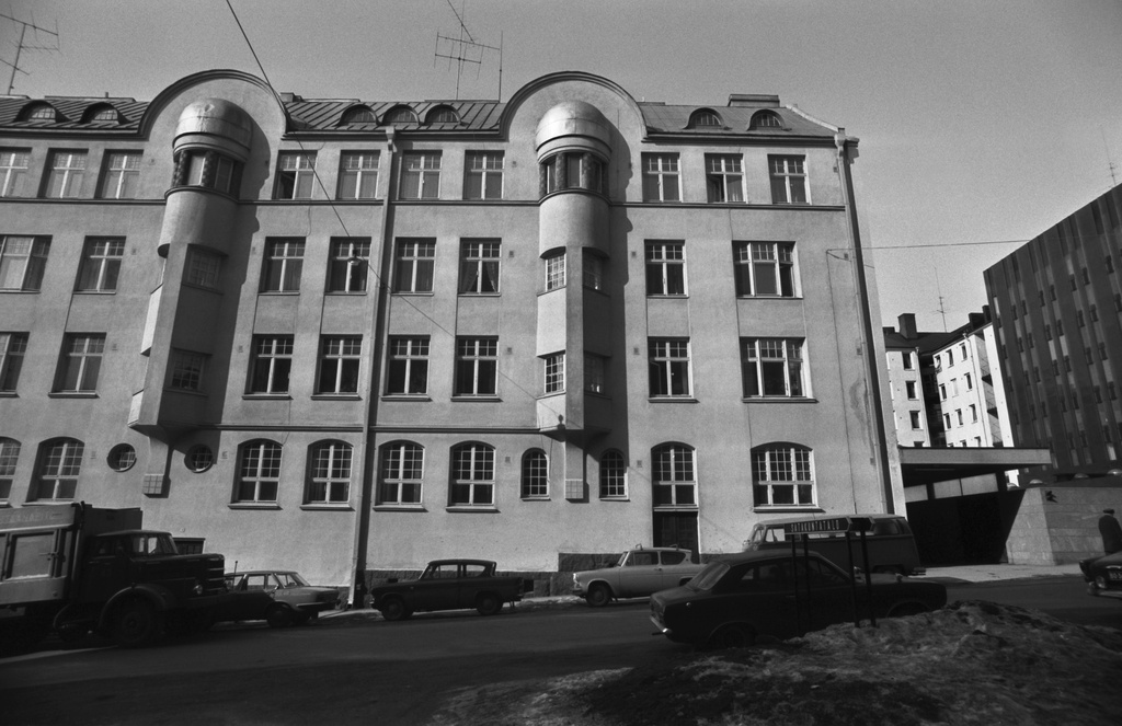 Lapinrinne 4:n kerrostalon julkisivua.
