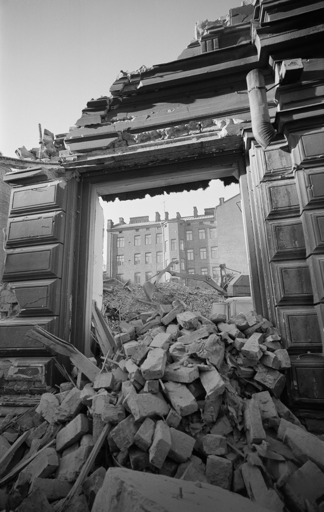 Purkutöitä. Fabianinkatu 8. Helsingissä rakennetaan 9.2.1971. Talo valmistui 1890, arkkit. Albert Petrelius ja purettiin 1970.