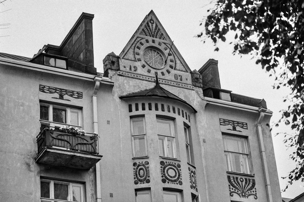 Asunto Oy Ihantola. Jugendtyylisen rakennuksen on suunnitellut O. E. Koskinen. Rakennus on valmistunut 1907.