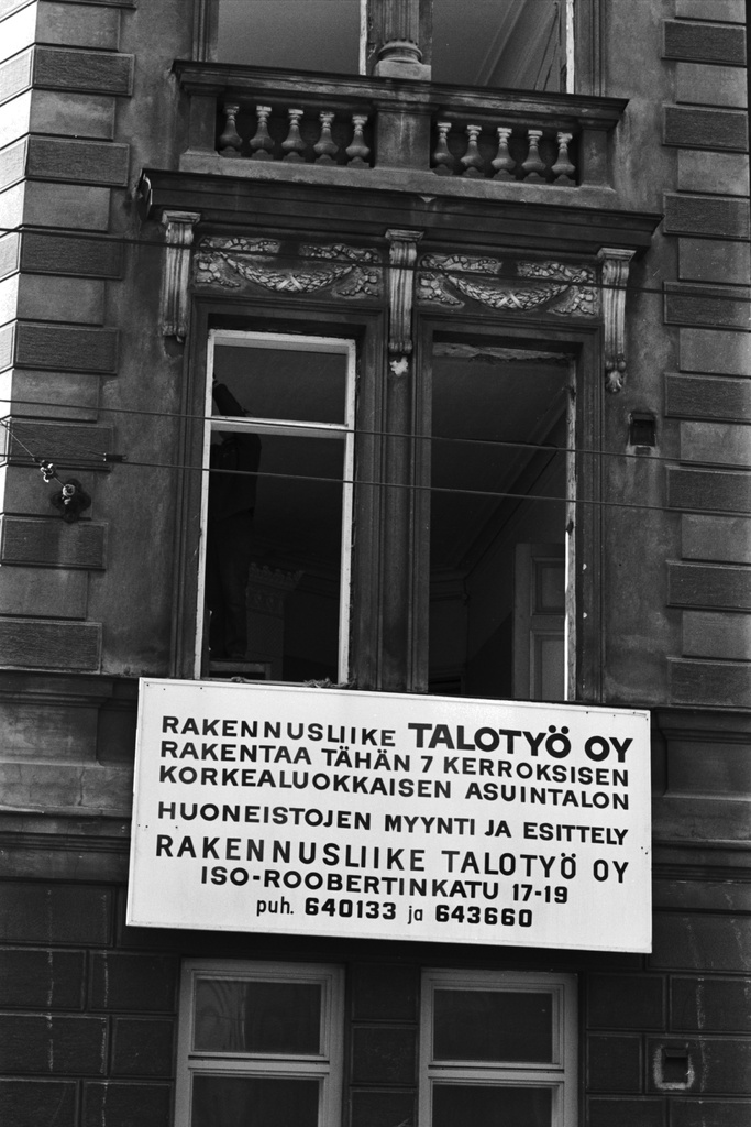 Purettava kerrostalo Sepänkadun ja Laivurinkadun kulmassa. Sepänkatu 1:n tontilla oli nelikerroksinen kivirakenteinen vuonna 1897 pystytetty uusrenessanssirakennus, joka purettiin uudisrakennuksen tieltä vuoden 1971 alussa. Talon seinässä oli tuolloin mainoskyltti: Rakennusliike Talotyö Oy rakentaa tähän 7 kerroksisen korkealuokkaisen asuintalon. Huoneistojen myynti ja esittely Rakennusliike Talotyö Oy, Iso-Roobertinkatu 17-19 puh. 640133 ja 643660.