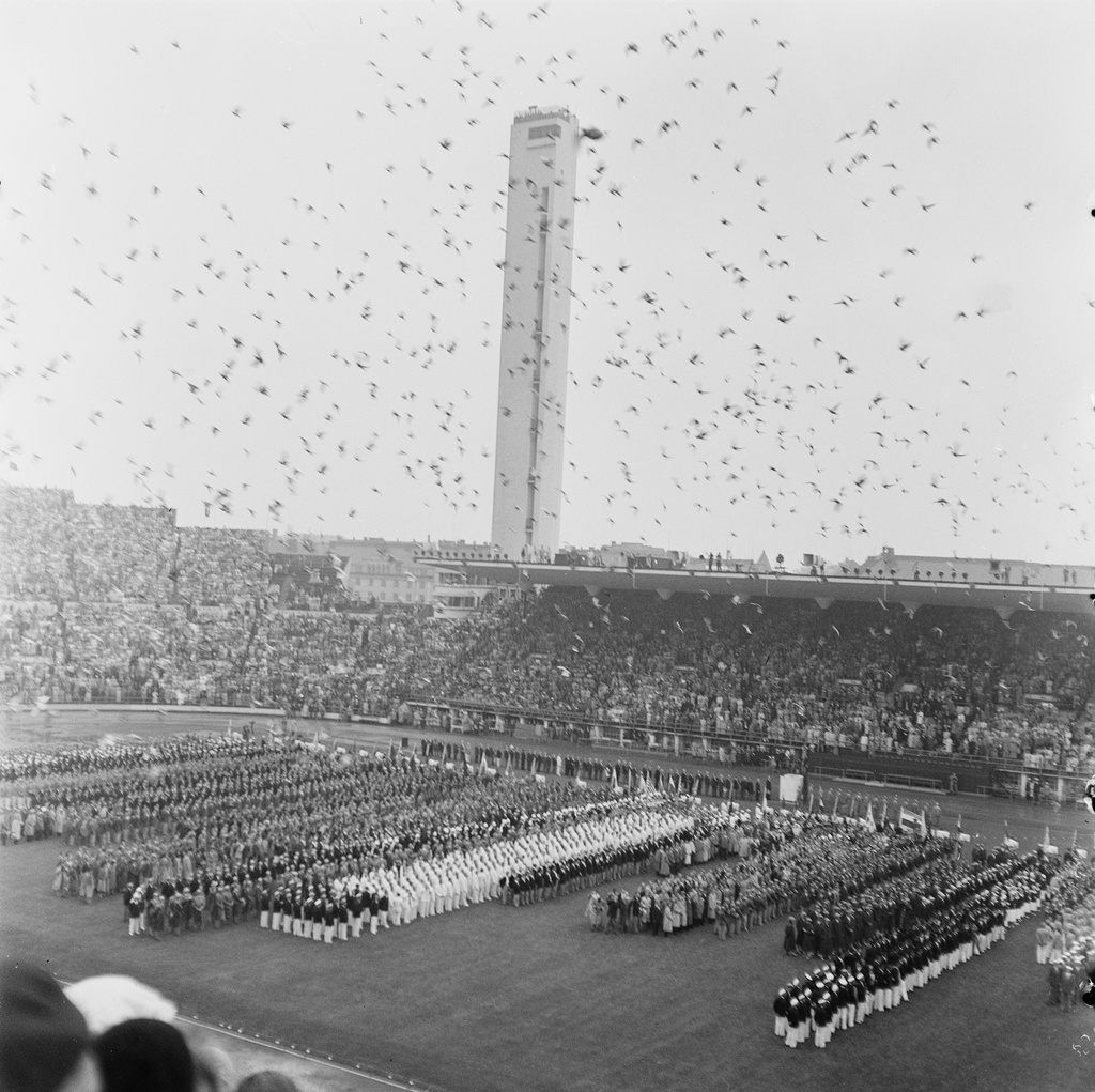 Helsingin olympialaiset 1952. Avajaiset 19.7. Olympiastadionilla. Rauhankyyhkyt lähtevät lentoon.