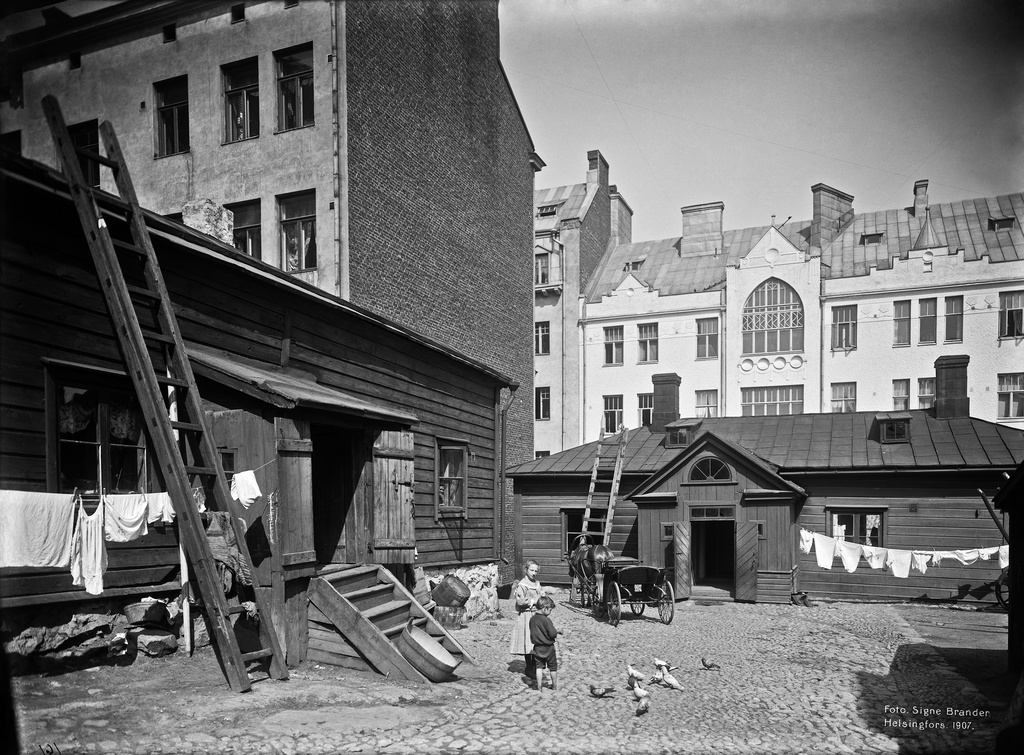Kristianinkatu 14, pihan puolelta