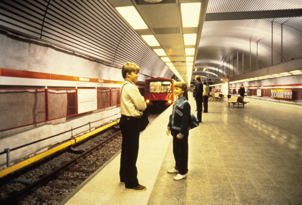 Lapset odottavat saapuvaa metrojunaa Hakaniemen metroasemalla.