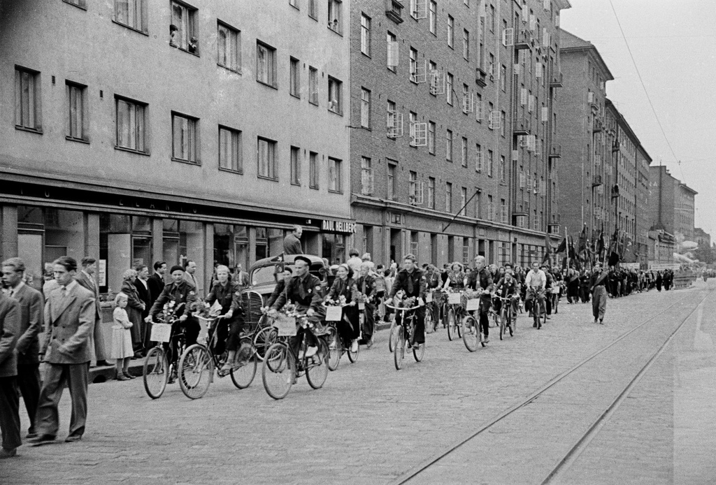 Rauhanmarssi ja yleisöä Helsinginkatu 6:n ja 10:n kohdalla, pyöräilijöitä kulkueessa.