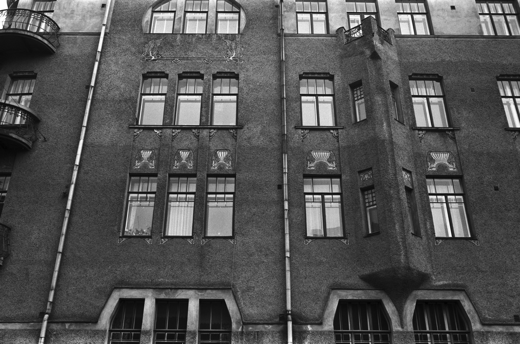 Kauppiaankatu 2. Kruunuvuorenkatu 7. Kruunuvuorenkatu 7:n jugendtalon julkisivua.
