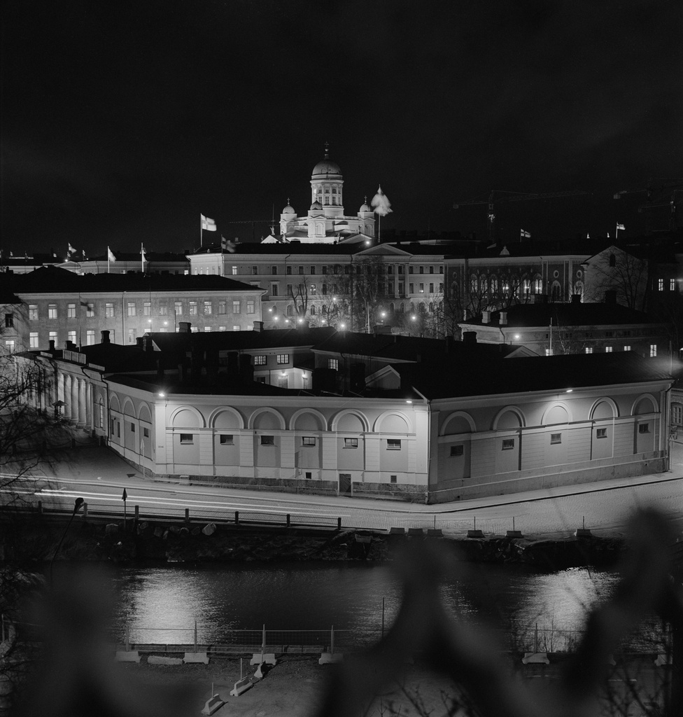 Päävartio, Presidentinlinna ja Tuomiokirkko juhlavalaistuna itsenäisyyspäivän iltana. Näkymä Katajanokalta Kruununhakaan.