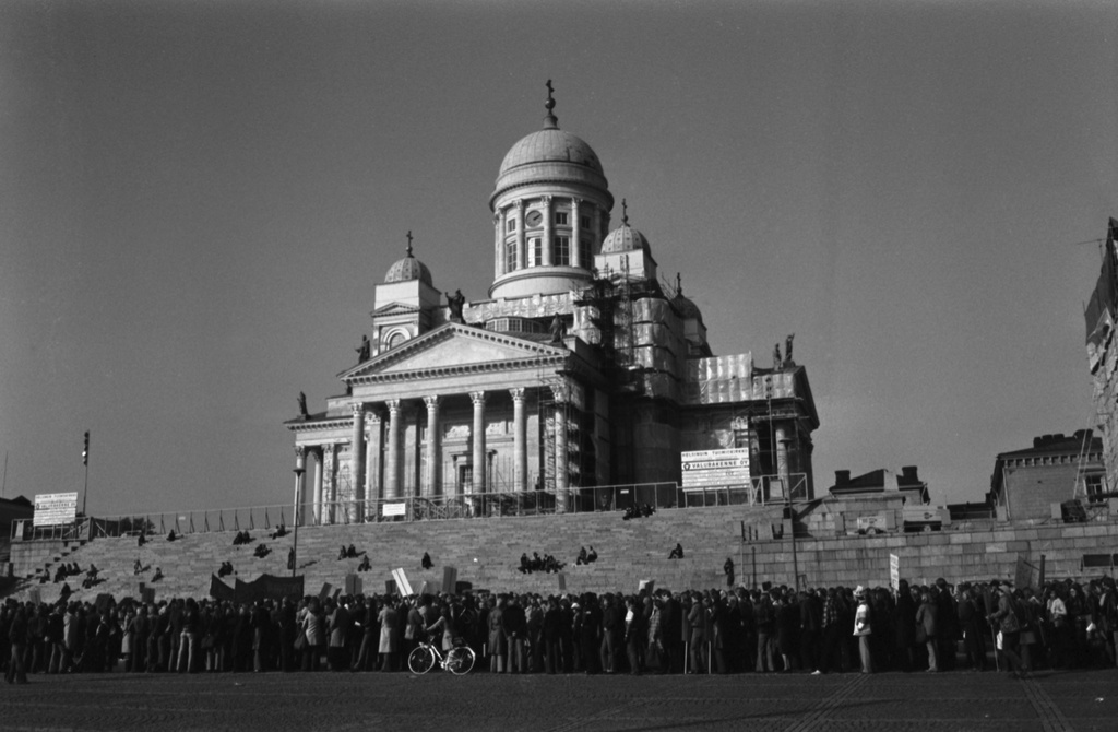 Hallituskatu 7. Mielenosoittajia jonossa Senaatintorin laidalla. Taustalla remontissa oleva Tuomiokirkko.