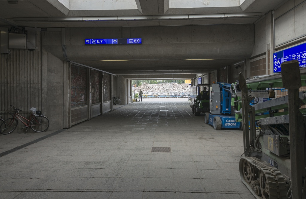 Ratapihantie 6, Pasilan asema. Seinissä 21 maalauksesta koostuva taiteilija Viva Granlundin teos "Outdoorsgallery" (2008). Oikealla pysäköitynä työmaakoneita.