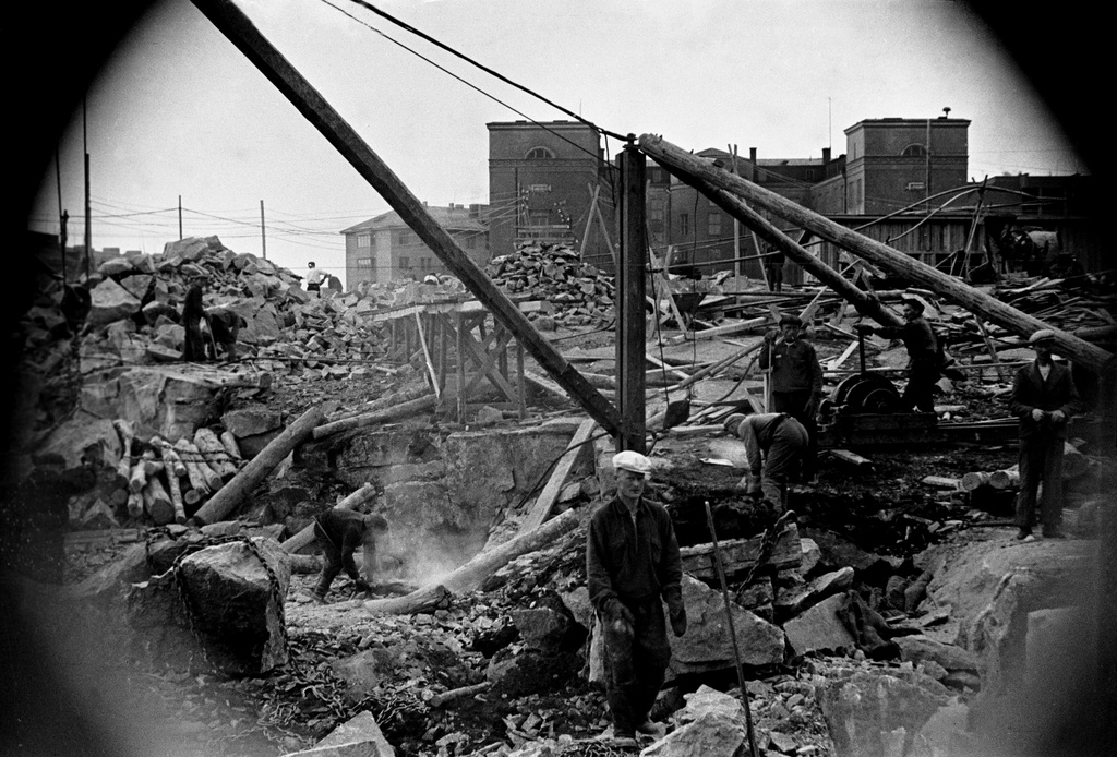 Maanrakennustöitä Torkkelinmäellä, todennäköisesti Helsingin toisen suomalaisen lyseon (nyk. Helsingin kuvataidelukio, ent. Torkkelin lukio) työmaa n. vuonna 1944. Taustalla Agricolankatu 1-3:n sisäpihan puoleinen julkisivu.