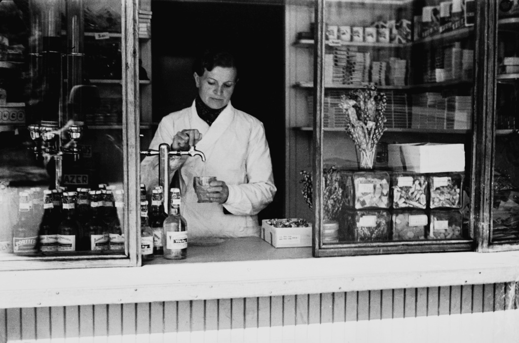 Karhupuiston kioskin (Fleminginkadun puolella) työntekijä.