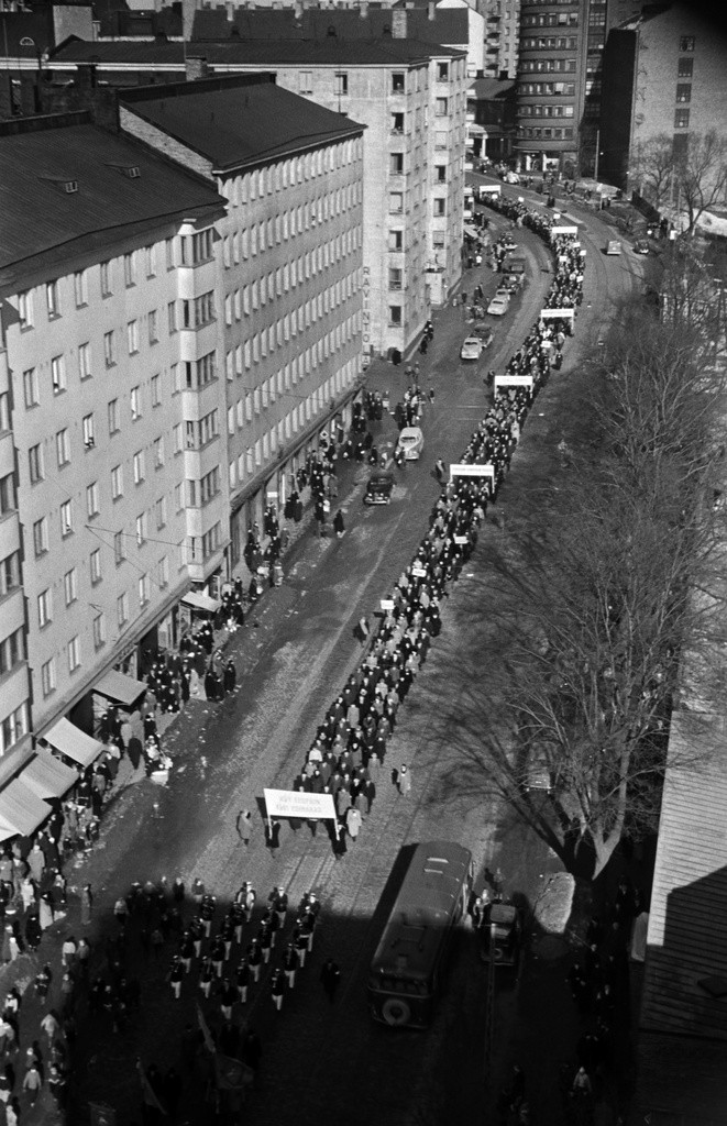 Yleislakko 1956. Lakkolaisten kulkue Hämeentiellä. Vasemmalla Hämeentie 34 - 38.