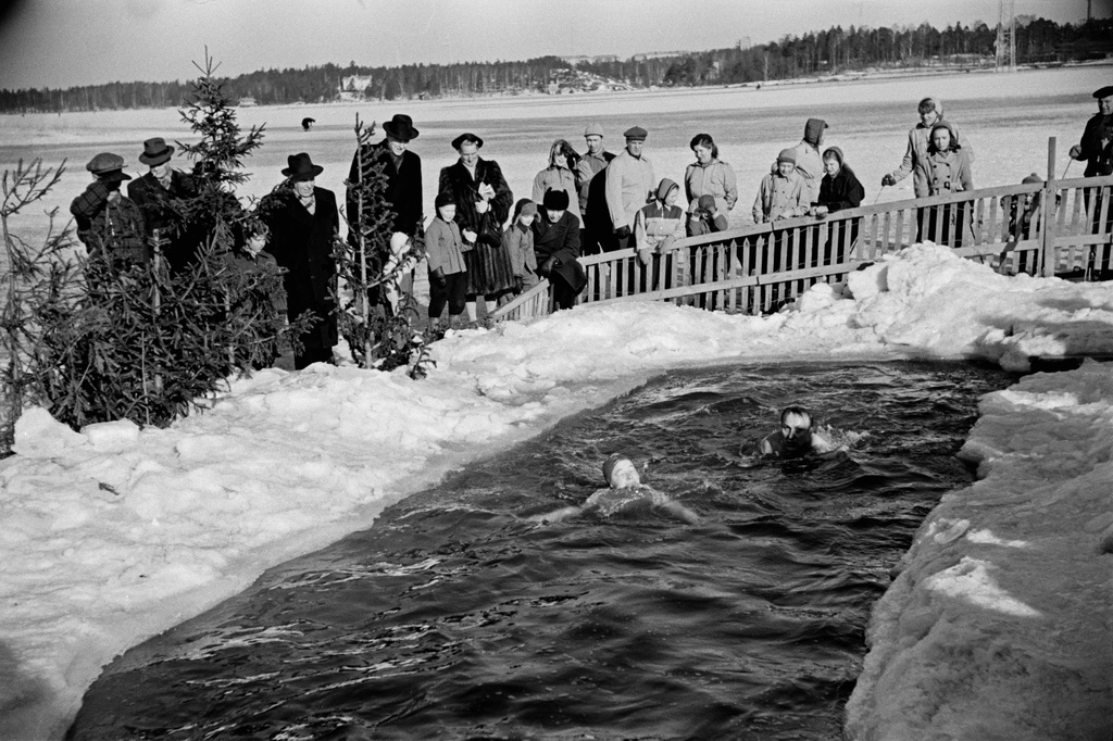 Avantouintia Taivallahdella. Uimarit avannossa, ympärillä yleisöä.