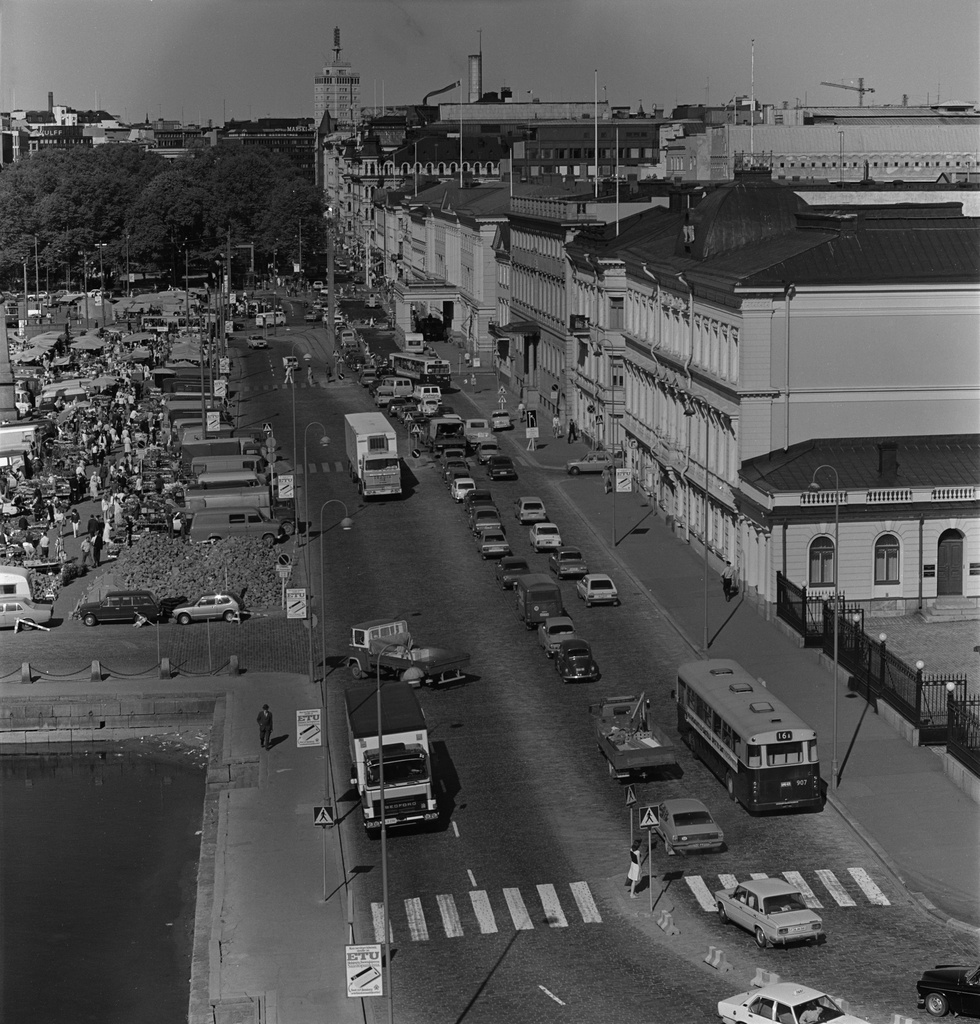 Liikennettä Pohjoisesplanadilla. Pohjoisesplanadi 1, 3, 5, 7, 9, 11-13.