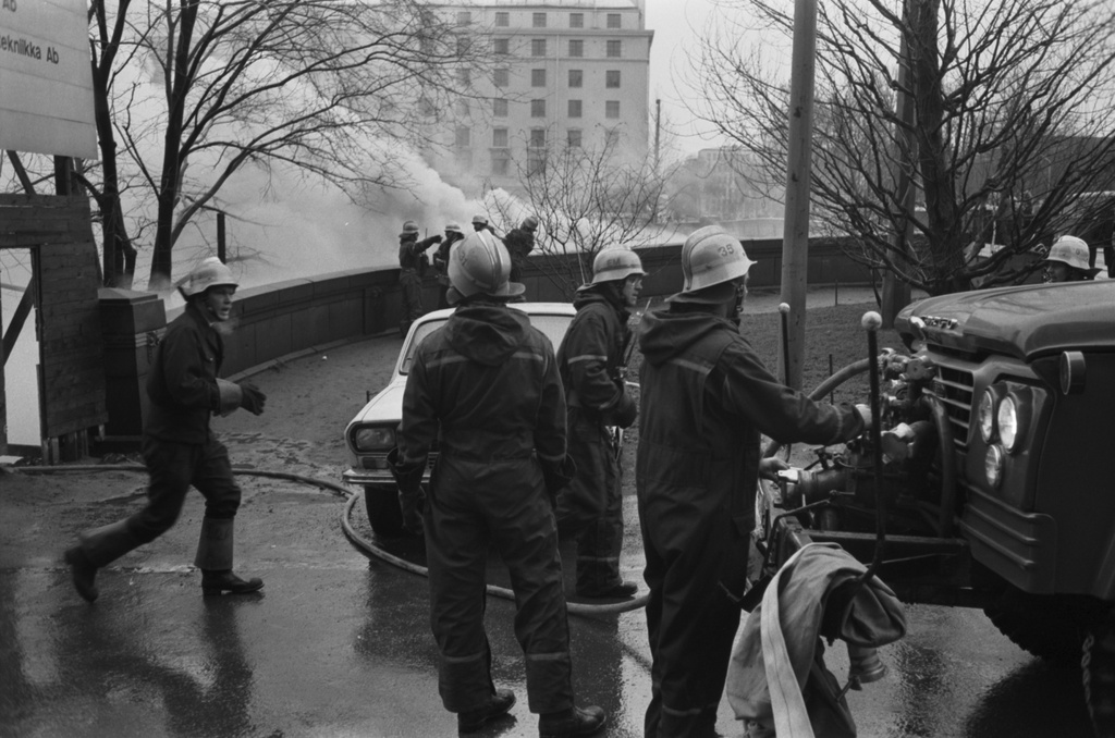 John Stenbergin ranta. Palomiehiä sammuttamassa Kluuvin metroaseman rakennustyömaan pientä tulipaloa Pitkänsillan kupeessa Pitkänsillanrannassa (John Stenbergin rannassa). Oikealla Helsingin palolaitoksen sammutusauto Fargo D 500.