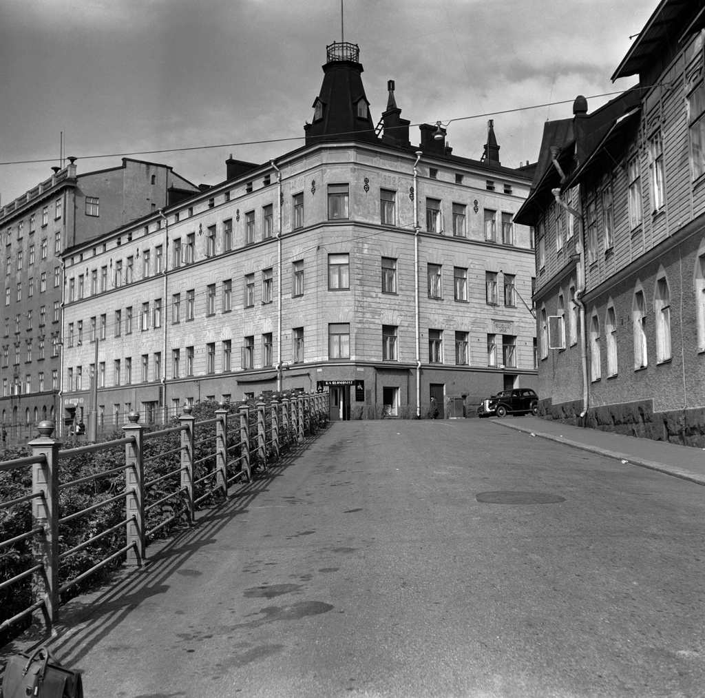 Laivurinkatu 35, 37, 39. Vuorimiehenkatu 20, 35. Keskellä olevan rakennuksen (Laivurinkatu 37 / Vuorimiehenkatu 35) kulmassa on K. A. Blomqvist -niminen siirtomaatavarakauppa. Kyseinen rakennus on oy Suojan talo, joka on rakennettu asuinrakennukseksi.