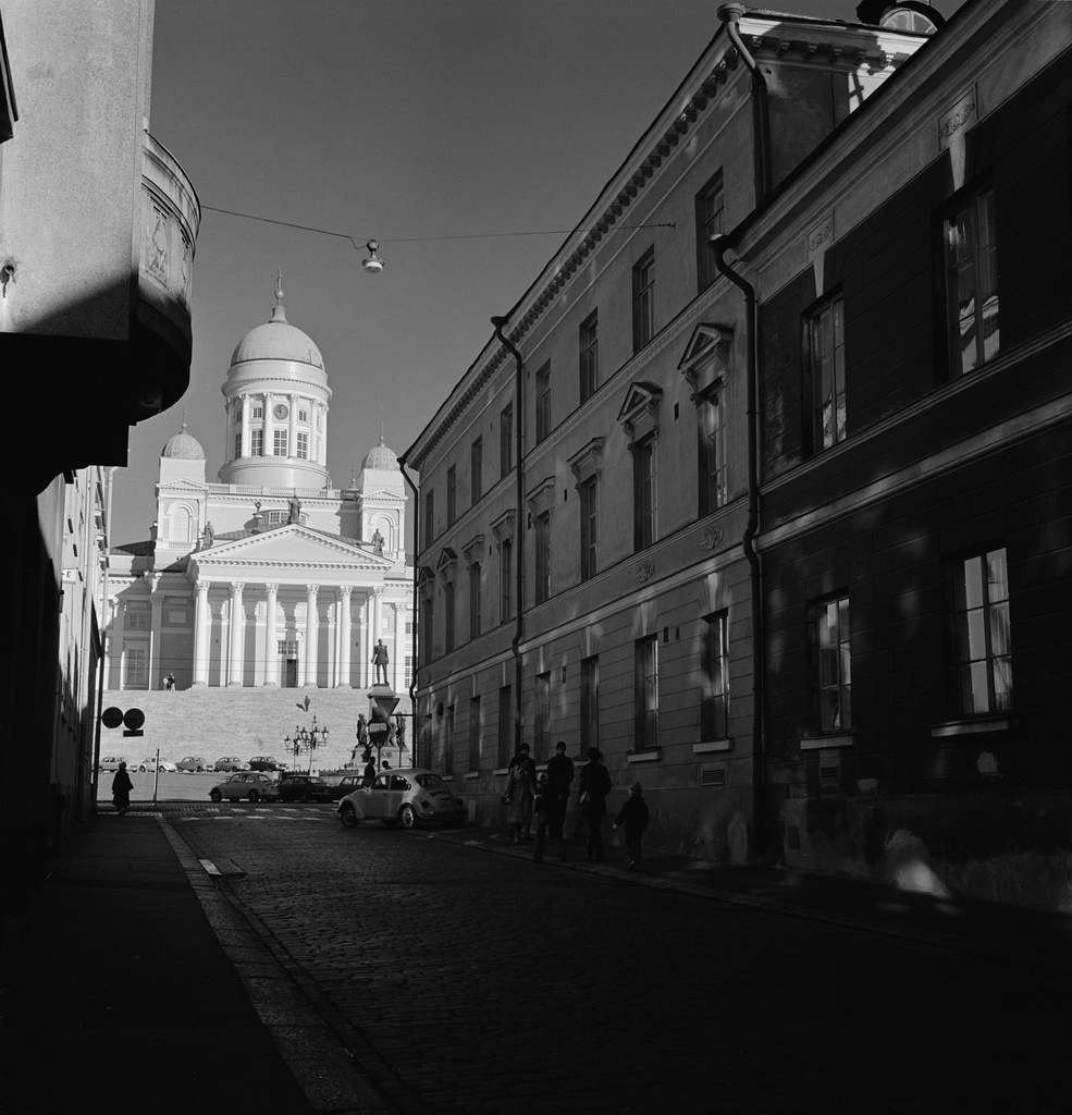 Sofiankatu 1, 3. Taustalla Tuomiokirkko.