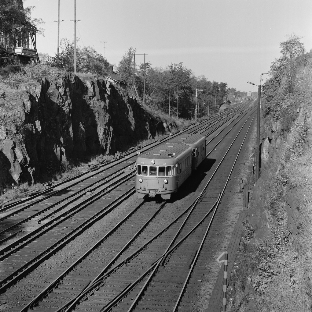 Kiskobussi eli lättähattu Eläintarhan kallioleikauksen kohdalla.