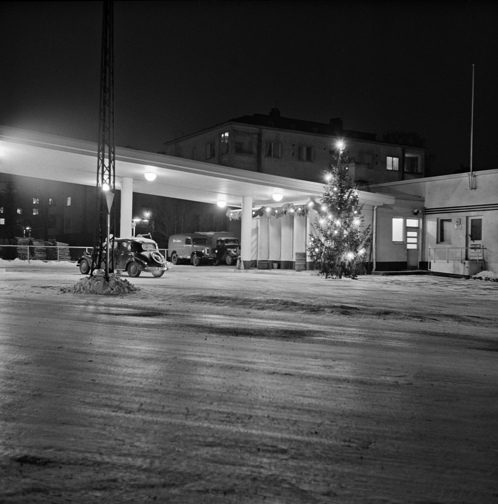 Bensiiniasema Mannerheimintien ja Reijolankadun kulmassa, Reijolankatu 3, joulun aikaan.