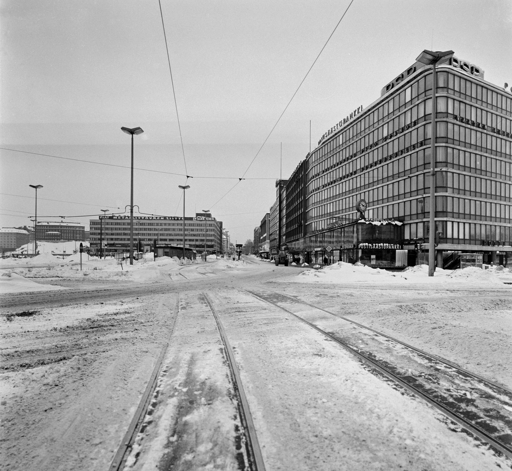 Siltasaarenkatu 16. Hakaniemenranta 1. Hakaniementori. Oikealla Postisäästöpankin talo keskellä takana Metallitalo.