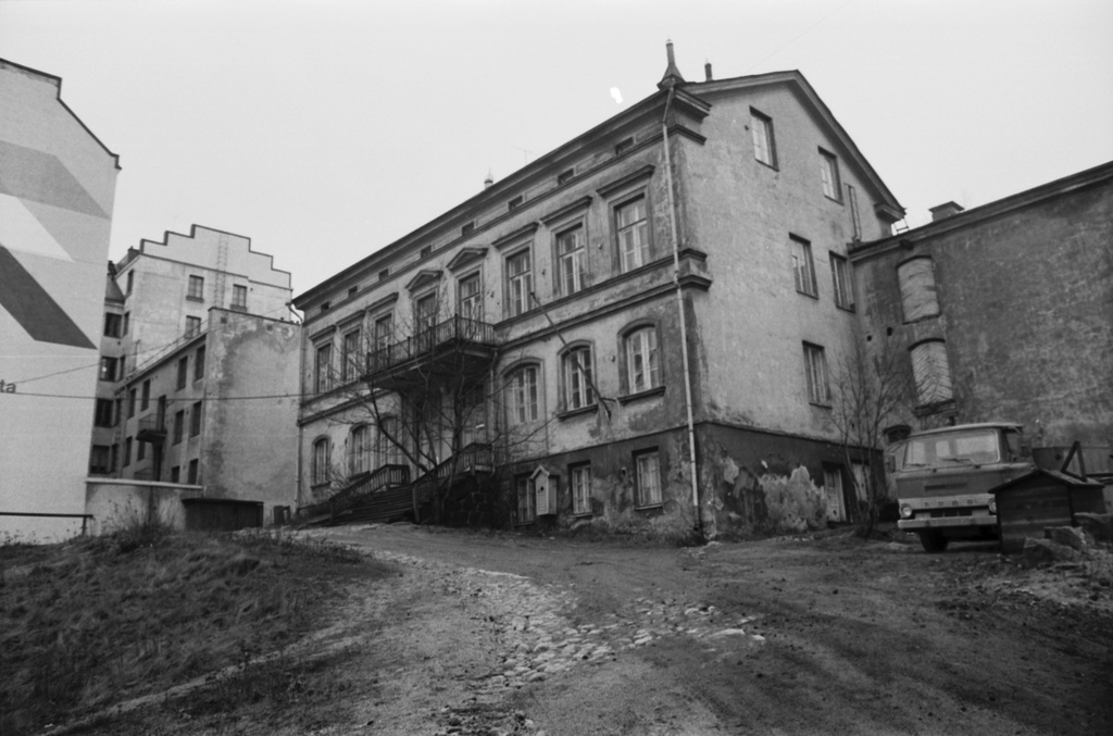 Unioninkatu 43. Vuonna 1869 valmistunut kaksikerroksinen kivitalo mäellä Unioninkatu 43:n tontin koilliskulmassa.