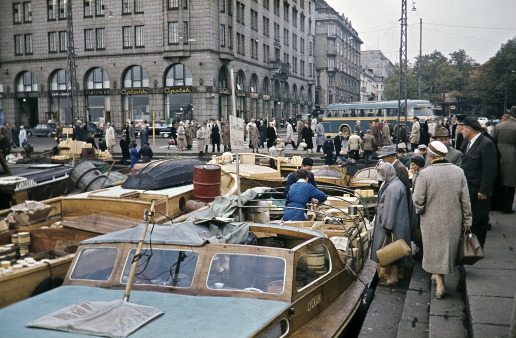 Kauppatori. Silakkamarkkinat. Silakanmyyntiä veneistä. Taustalla Eteläranta 20.