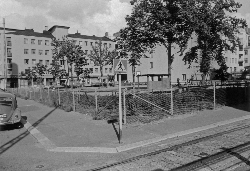 Eerikinkatu 43 - Köydenpunojankatu 13 - 15. Kuvassa on lasten leikkipuisto.