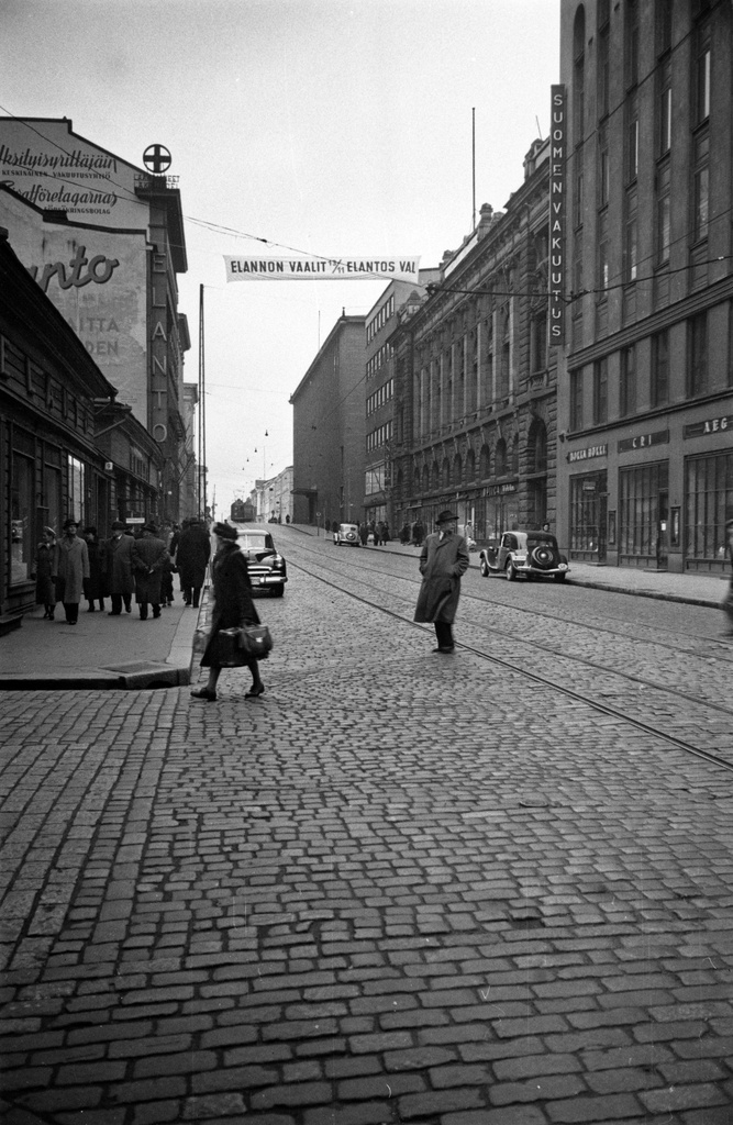 Aleksanterinkatu 9, 38 - 30. Kadun yläpuolella Elannon vaalien mainos.