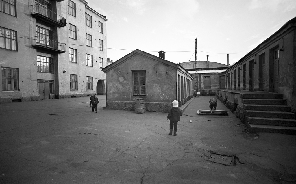 Lapsia leikkimässä Mannerheimintie 76 - Humalistonkatu 2 pihalla, ns Sipoon kirkko. Käymälä- ja puuvajarakennuksia. Arkkitehti Waldemar Aspelin, valm. 1905, purettu 1978.