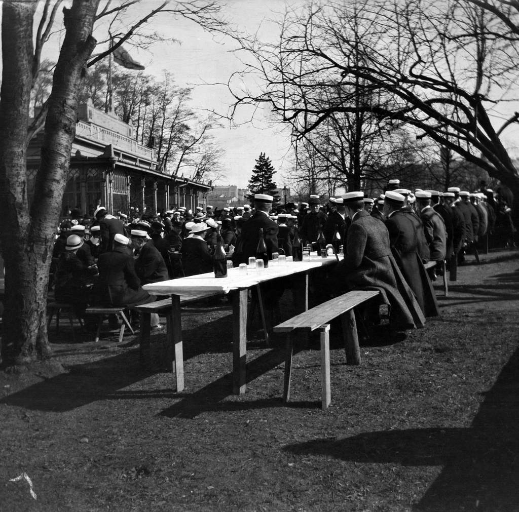 Ylioppilaiden vapunviettoa Kaisaniemessä.