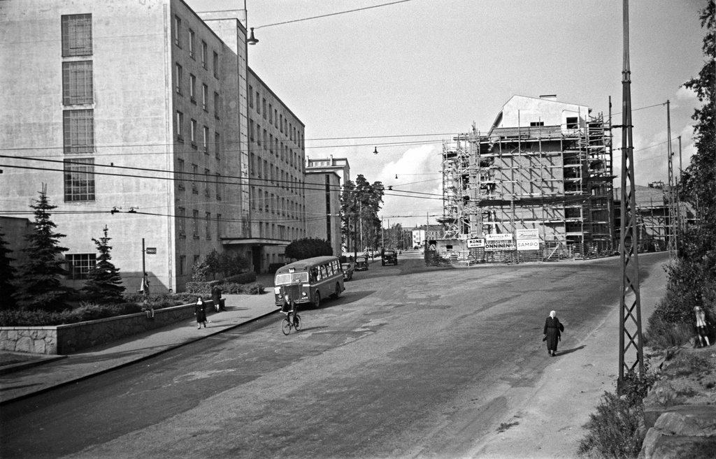 Haartmaninkatu 2, 1. - Topeliuksenkatu 30. Vasemmalla HYKS Naistenklinikka keskellä Työterveyslaitoksen talo rakenteilla. Rakennus valmistui keväällä 1951.