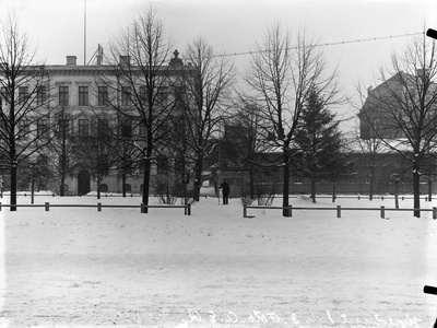 Talvinen näkymä Antinkadulta (=Lönnrotinkatu), Vanhan kirkon edestä, kohti Kirkkotoria (=Lönnrotin puistikko). Vasemmalla Helsingin Suomalaisen Reaalilyseon (nyk. Ressun lukio) rakennus.  duplicate photo