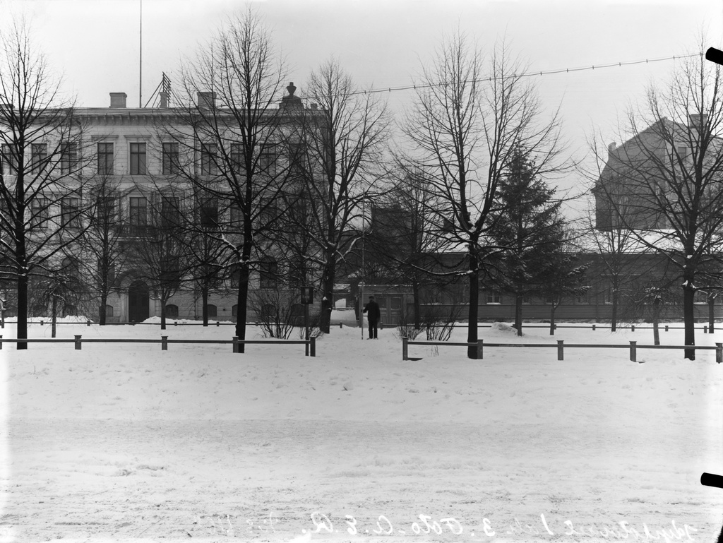 Talvinen näkymä Antinkadulta (=Lönnrotinkatu), Vanhan kirkon edestä, kohti Kirkkotoria (=Lönnrotin puistikko). Vasemmalla Helsingin Suomalaisen Reaalilyseon (nyk. Ressun lukio) rakennus.
