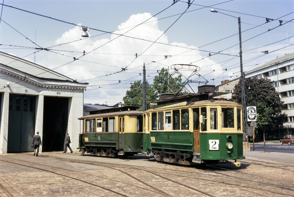 Vanhan raitiovaunukaluston esittely Helsinki-päivien aikana 1971. Vuonna 1911 valmistettu moottorivaunu (HKL-19) ja vuonna 1916 valmistettu perävaunu (HKL-615) Vallilan varikolla.