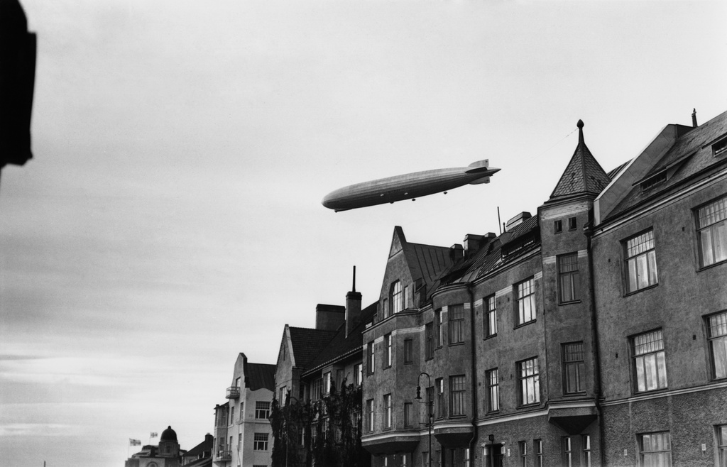 Ilmalaiva Graf Zeppelin Helsingin yllä nähtynä Merikadulta. Oikealla Merikatu 13,15,17,19.