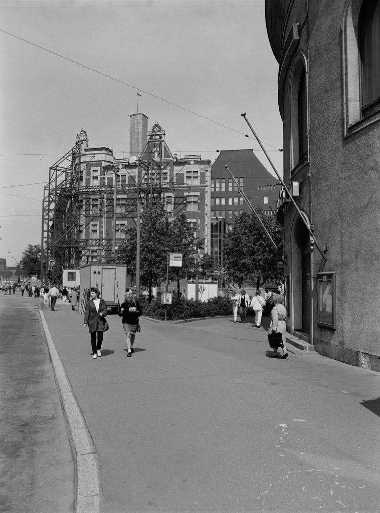 Stockmannin tavaratalon rakennustyömaa.  Puretun Argoksen talon säilytetty julkisivu.