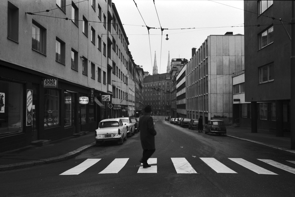 Pursimiehenkatu 11. Näkymä Pursimiehenkadulta Albertinkadun kulmasta Viiskulmaan päin. Taustalla pilkistävät Johanneksenkirkon tornit.